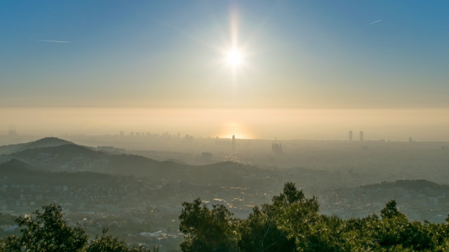 Archivo - Bruma de contaminación sobre Barcelona