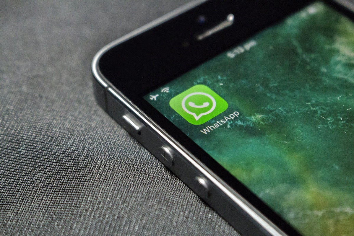 Archivo - Icono de WhatsApp en un 'smartphone'.