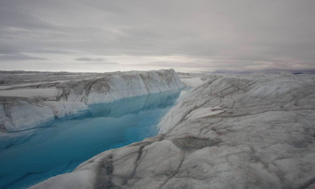 Canal de agua en el glaciar 79ºN de Groenlandia