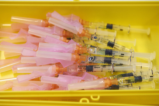 Archivo - Un conjunto de jeringuillas en una caja durante el inicio de la campaña de vacunación contra la gripe en Cantabria, en el centro de salud de Puertochico, a 10 de octubre de 2022, en Santander, Cantabria (España).  El Servicio Cántabro de Salud (