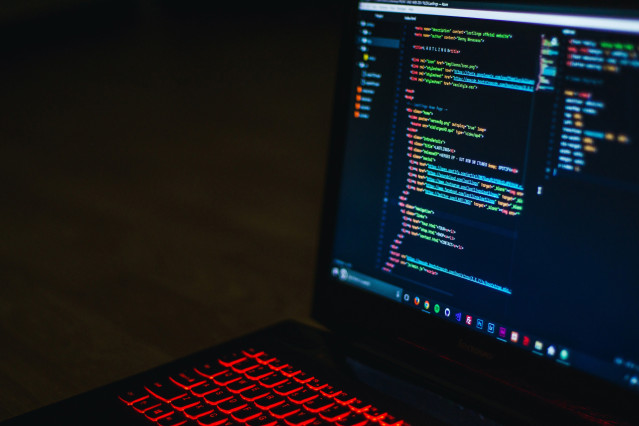 Archivo - Ordenador con código de programación