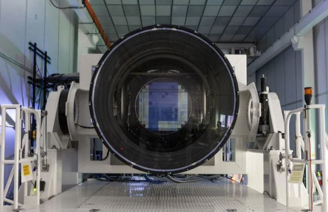 Una vista frontal de la cámara LSST completa, que muestra el plano focal de 3200 megapíxeles en su interior.