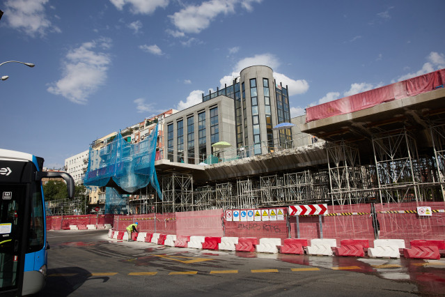 Archivo - Varias vallas controlan el acceso a una obra, a 10 de agosto de 2022, en Madrid (España).