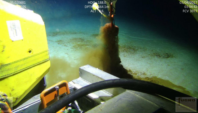 Los científicos utilizaron datos de ROV y arrastreros para estimar cuánta contaminación plástica hay en el fondo del océano.