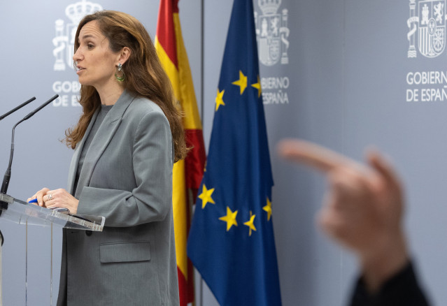 La ministra de Sanidad, Mónica García, ofrece una rueda de prensa a su llegada al pleno del Consejo Interterritorial del Sistema Nacional de Salud (CISNS), en el Ministerio de Sanidad, a 5 de abril de 2024, en Madrid (España). Durante el pleno, se ha info