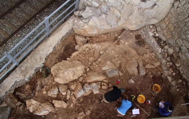 Este nuevo estudio destaca la importancia de comparar directamente el comportamiento espacial de los neandertales y del 'Homo sapiens' dentro del mismo sitio, utilizando parámetros consistentes, para minimizar el sesgo analítico.