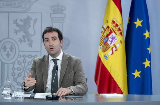 El ministro de Economía, Comercio y Empresa, Carlos Cuerpo, durante una rueda de prensa posterior a la reunión del Consejo de Ministros, en el Palacio de la Moncloa, a 19 de marzo de 2024, en Madrid (España).
