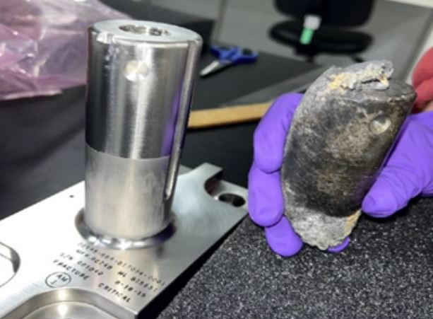 Soporte recuperado del equipo de apoyo de vuelo de la NASA utilizado para montar baterías de la Estación Espacial Internacional en una plataforma de carga.