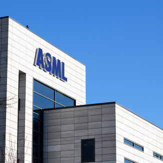 Archivo - Logo de ASML en las oficinas de la empresa.