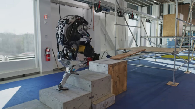 El robot bípedo Atlas subiendo unos escalones