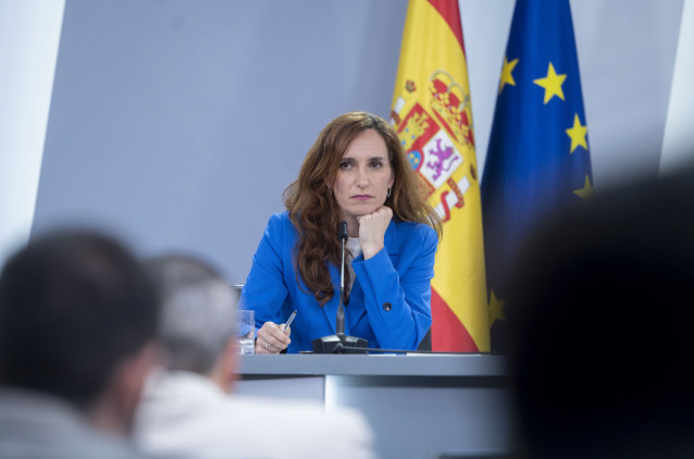 La ministra de Sanidad, Mónica García, interviene durante una rueda de prensa posterior a la reunión del Consejo de Ministros, en el Palacio de la Moncloa, a 16 de abril de 2024, en Madrid (España). El Consejo de Ministros ha aprobado hoy 160 millones de