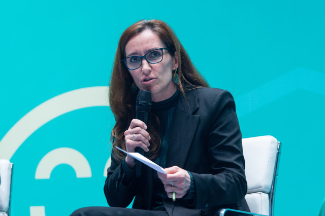 La ministra de Sanidad, Mónica García, durante el acto de presentación del Comisionado de Salud Mental, en la sede del Ministerio, a 17 de abril de 2024, en Madrid (España). Este nuevo órgano del Ministerio de Sanidad, que tiene categoría de subsecretaría