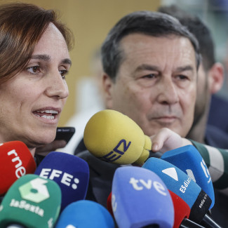 La ministra de Sanidad, Mónica García, ofrece declaraciones a los medios durante su visita al Hospital Clínico, a 19 de abril de 2024, en Valencia, Comunidad Valenciana (España). Durante su visita