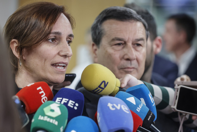 La ministra de Sanidad, Mónica García, ofrece declaraciones a los medios durante su visita al Hospital Clínico, a 19 de abril de 2024, en Valencia, Comunidad Valenciana (España). Durante su visita al hospital, Mónica García, ha visitado el Servicio de Rad
