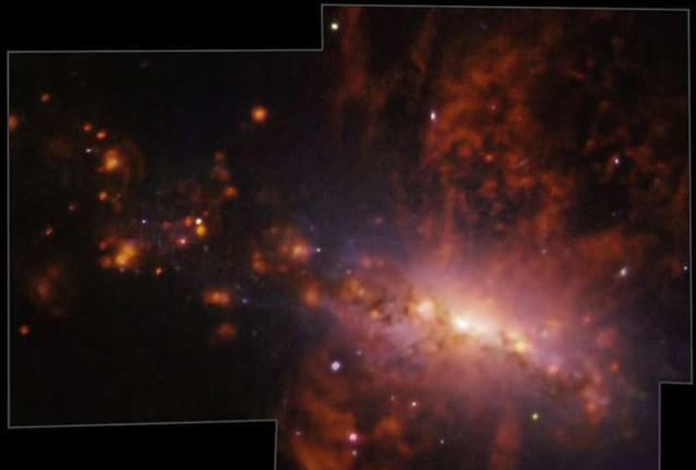 Gas (en rojo, arriba y abajo) es expulsado de la galaxia cercana NGC 4383.