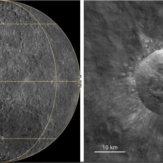 La ubicación y topografía del cráter lunar Giordano Bruno. A la izquierda hay un mapa de la cara oculta lunar utilizando Lunar QuickMap. A la derecha está el mapa topográfico del cráter a partir