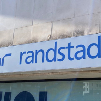 Logo de Randstad en una de sus oficinas.