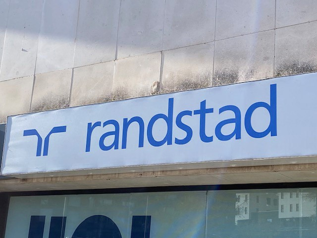Logo de Randstad en una de sus oficinas.
