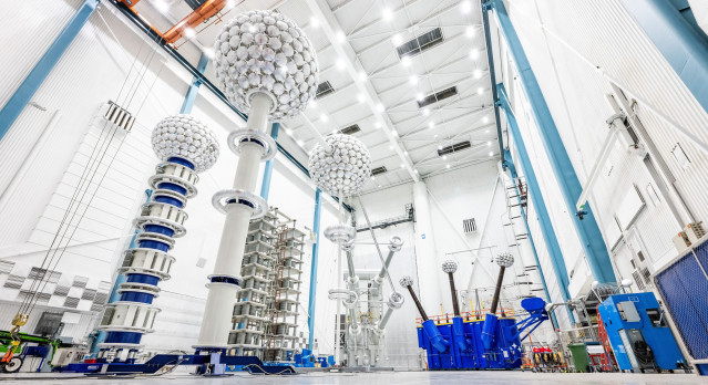 Área de pruebas de transformadores de potencia de corriente continua de alta tensión (HVDC) en una de las instalaciones de Hitachi Energy en Europa.