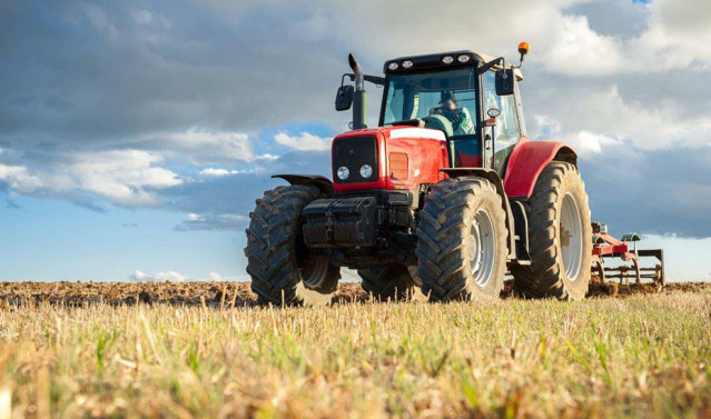 Archivo - Imagen de archivo de un tractor.
