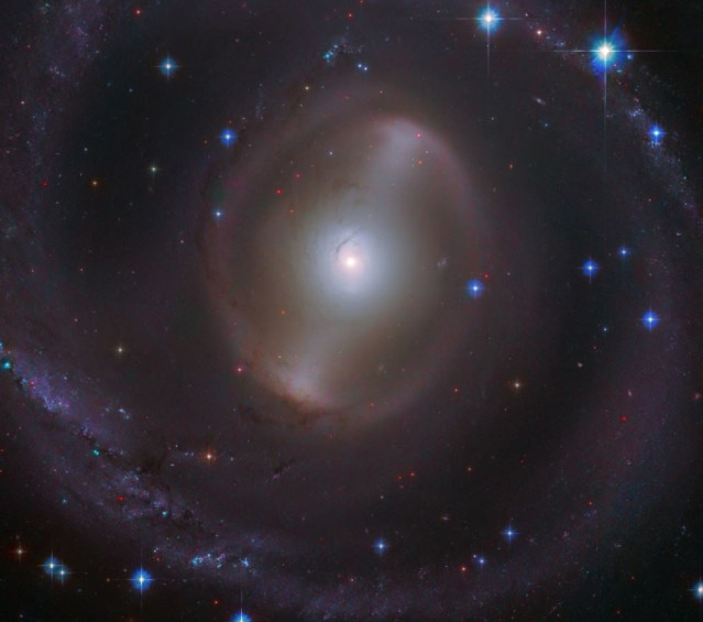 Esta imagen del Telescopio Espacial Hubble de NASA/ESA muestra la galaxia NGC 2217.