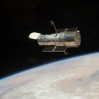 El Telescopio Espacial Hubble visto desde el transbordador espacial Atlantis (STS-125) en mayo de 2009, durante el quinto y último servicio del observatorio en órbita.