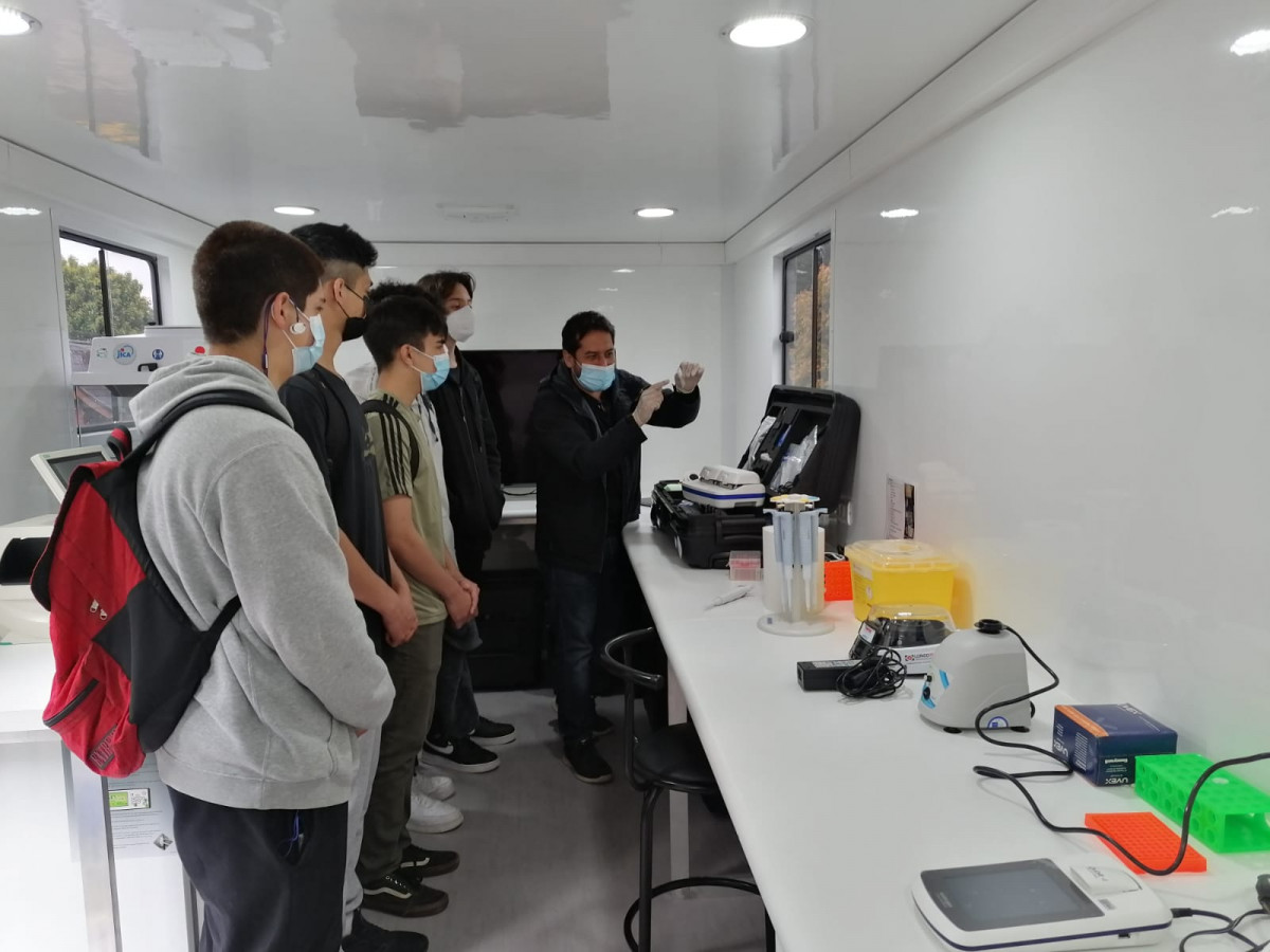 Foto 2 estudiantes en Labobus reciben explicaciones sobre la maleta lab