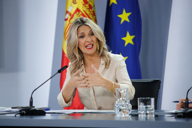 La vicepresidenta segunda y Ministra de Trabajo y Economía Social, Yolanda Díaz, durante una rueda de prensa posterior a la reunión del Consejo de Ministros, a 30 de abril de 2024, en Madrid (España). Los servicios públicos de empleo tendrán que elaborar