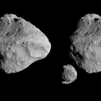 Un par de imágenes estereoscópicas de los asteroides Dinkinesh y Selam creadas con datos recopilados por la cámara L'LORRI de la nave espacial Lucy de la NASA