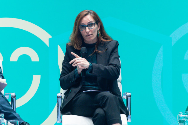 La ministra de Sanidad, Mónica García, durante el acto de presentación del Comisionado de Salud Mental, en la sede del Ministerio, a 17 de abril de 2024, en Madrid (España). Este nuevo órgano del Ministerio de Sanidad, que tiene categoría de subsecretaría