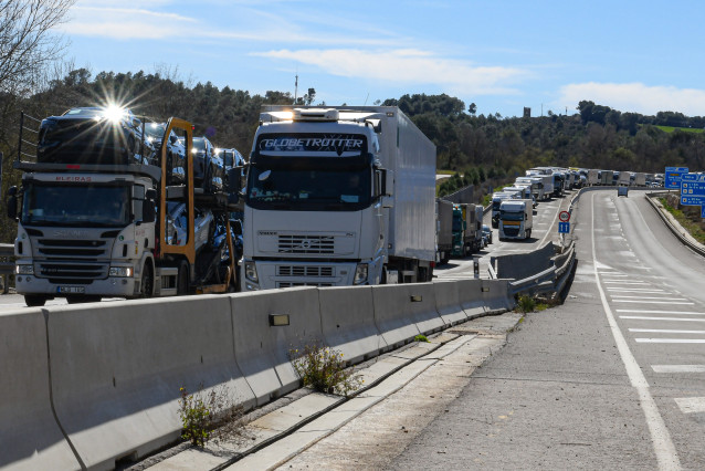 Archivo - La UE adopta las nuevas reglas para reducir un 90% las emisiones de camiones y autobuses para 2040.