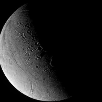 Encélado, la luna helada de Saturno, fotografiada desde una distancia de 141.000 kilómetros por la sonda espacial Cassini.