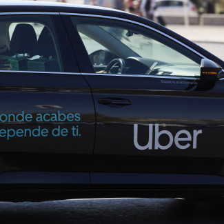 Archivo - Un taxi de Uber en la zona de Atocha, en Madrid (España).