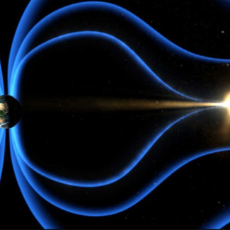La ilustración muestra líneas de campo magnético alrededor de la Tierra reconectándose en la cola magnética, generalmente uno de los primeros signos de una subtormenta.