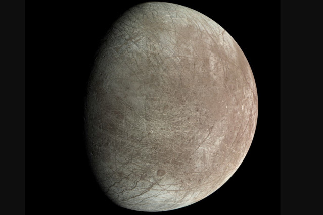 Las imágenes de Juno muestran las fracturas, crestas y bandas que atraviesan la superficie de la luna Europa.