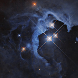 Esta imagen del Telescopio Espacial Hubble de la NASA captura un sistema estelar de tres estrellas.