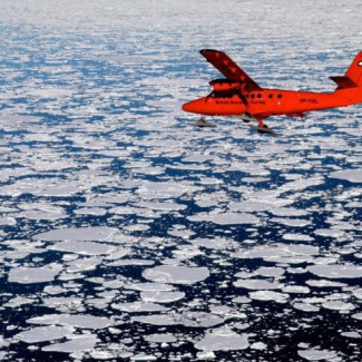 Un avión del BAS sobrevuela el hielo marino de la Antártida