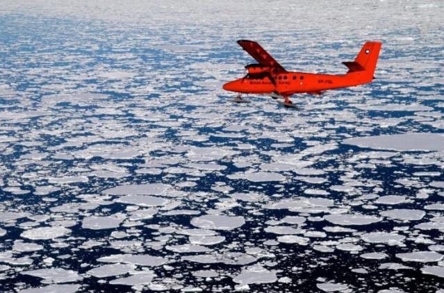Un avión del BAS sobrevuela el hielo marino de la Antártida