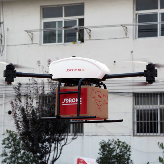 Archivo - Reparto de paquetes con drones de JD.com.