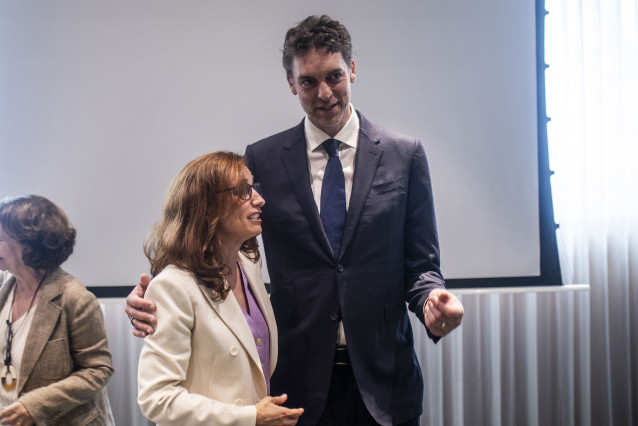 Imagen de la ministra de Sanidad, Mónica García, junto al exjugador de baloncesto Pau Gasol.