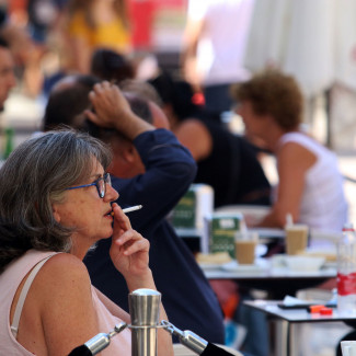 Archivo - Personas fumando en terrazas y vías públicas  durante el día en el que se ha decretado la prohibición de fumar en espacios públicos si no se respeta la distancia de seguridad establecid