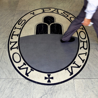 Archivo - Logo del banco italiano Monte dei Paschi di Siena.