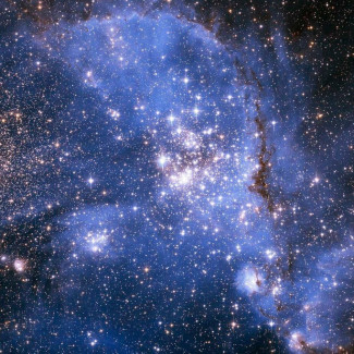 La región de formación estelar más masiva, NGC346, se encuentra en la Pequeña Nube de Magallanes, en la constelación de Tucán, en el cielo estrellado del sur, ubicada a unos 200.000 años luz de