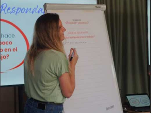 Carolina presentando