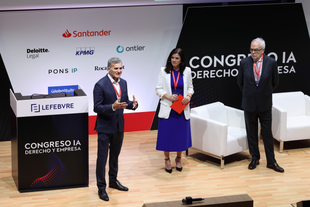 José Ángel Sandín, CEO de Lefebvre; Julia Fernández, directora de colectivos y negocio no residentes en Santander España, y Juan Pujol, presidente de Lefebvre, en  'Congreso IA, Derecho y Empresa 2024'