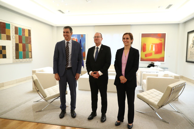 El presidente del Gobierno, Pedro Sánchez, acompañado por la ministra de Sanidad, Mónica García, junto al director regional de la OMS para Europa, Hans Kluge.