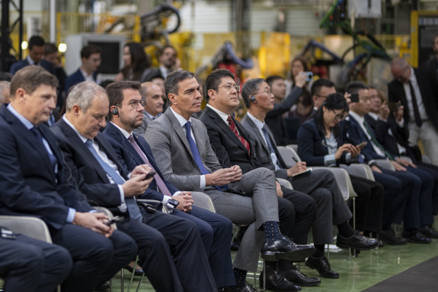 Archivo - (I-D) El CEO de Ebro, Pedro Calef; el ministro de Industria, Jordi Hereu; el president de la Generalitat, Pere Aragonès; el presidente del Gobierno, Pedro Sánchez; y el vicegobernador de la provincia china de Anhui, Shan Xiangqian.