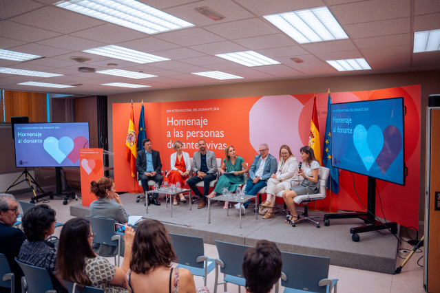 La ministra de Sanidad, Mónica García (c), durante la inauguración del acto con motivo del Día Nacional del Donante de órganos, tejidos y células, en el Ministerio de Sanidad, a 5 de junio de 2024, en Madrid (España). Madrid ha superado el reto de los 40