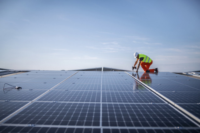 Un operario instala placas solares.