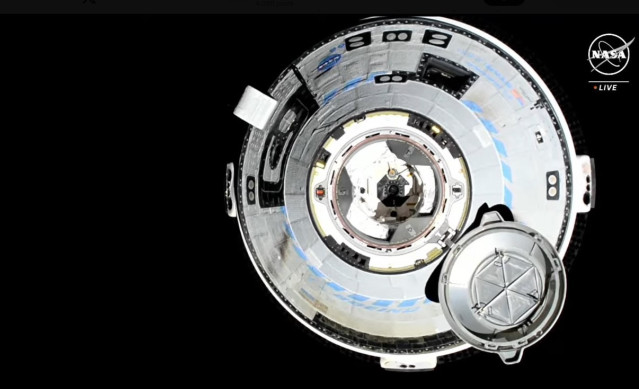 Nave Starliner en la aproximación final a la Estación Espacial Internacional